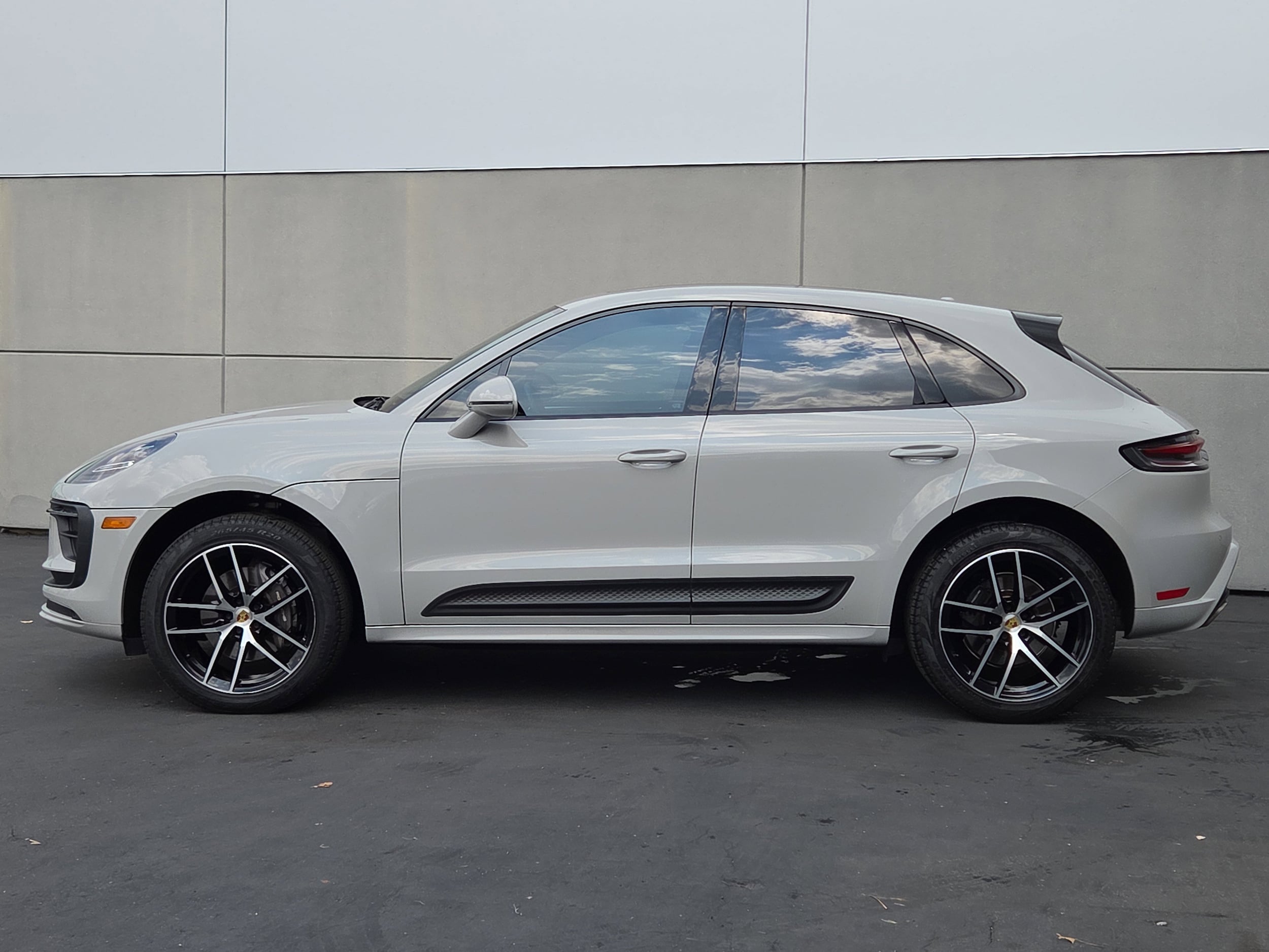 2022 Porsche Macan photo 2