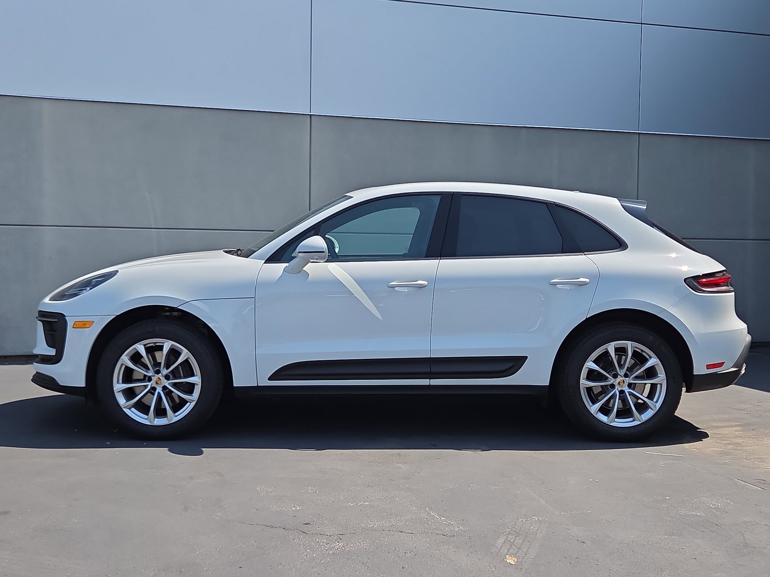2025 Porsche Macan T photo 2
