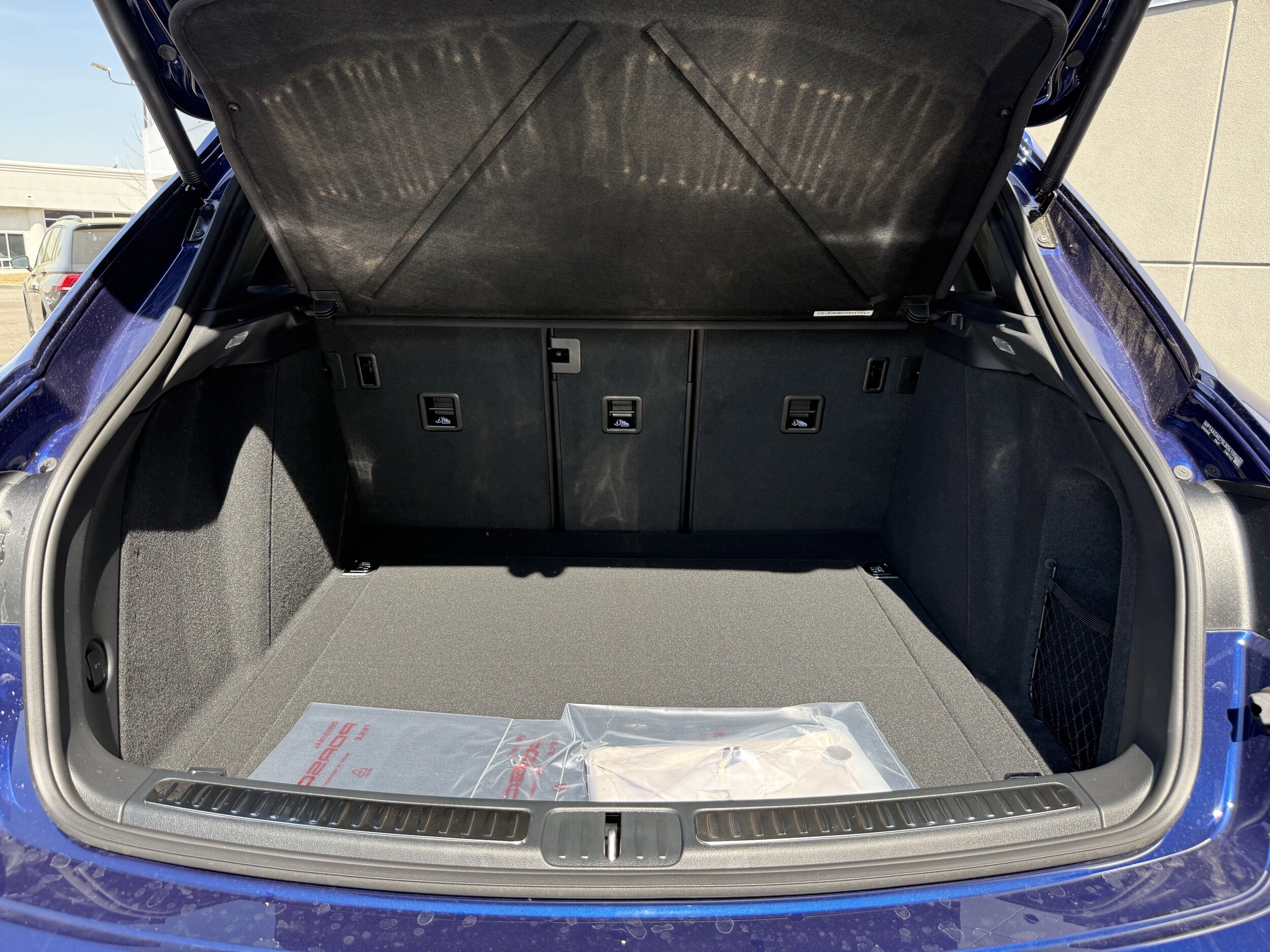 2025 Porsche Macan - Photo 16