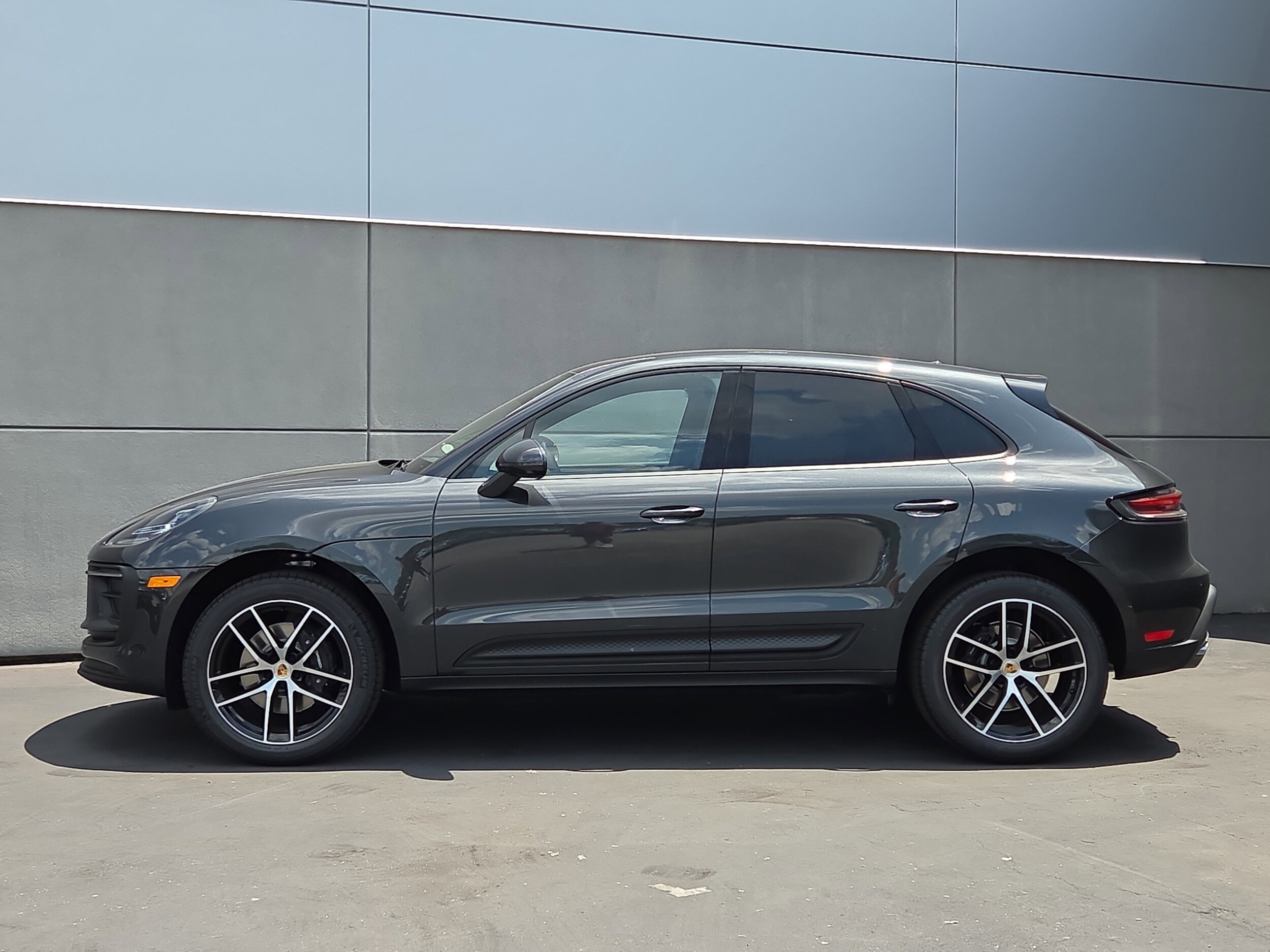 2025 Porsche Macan T photo 2