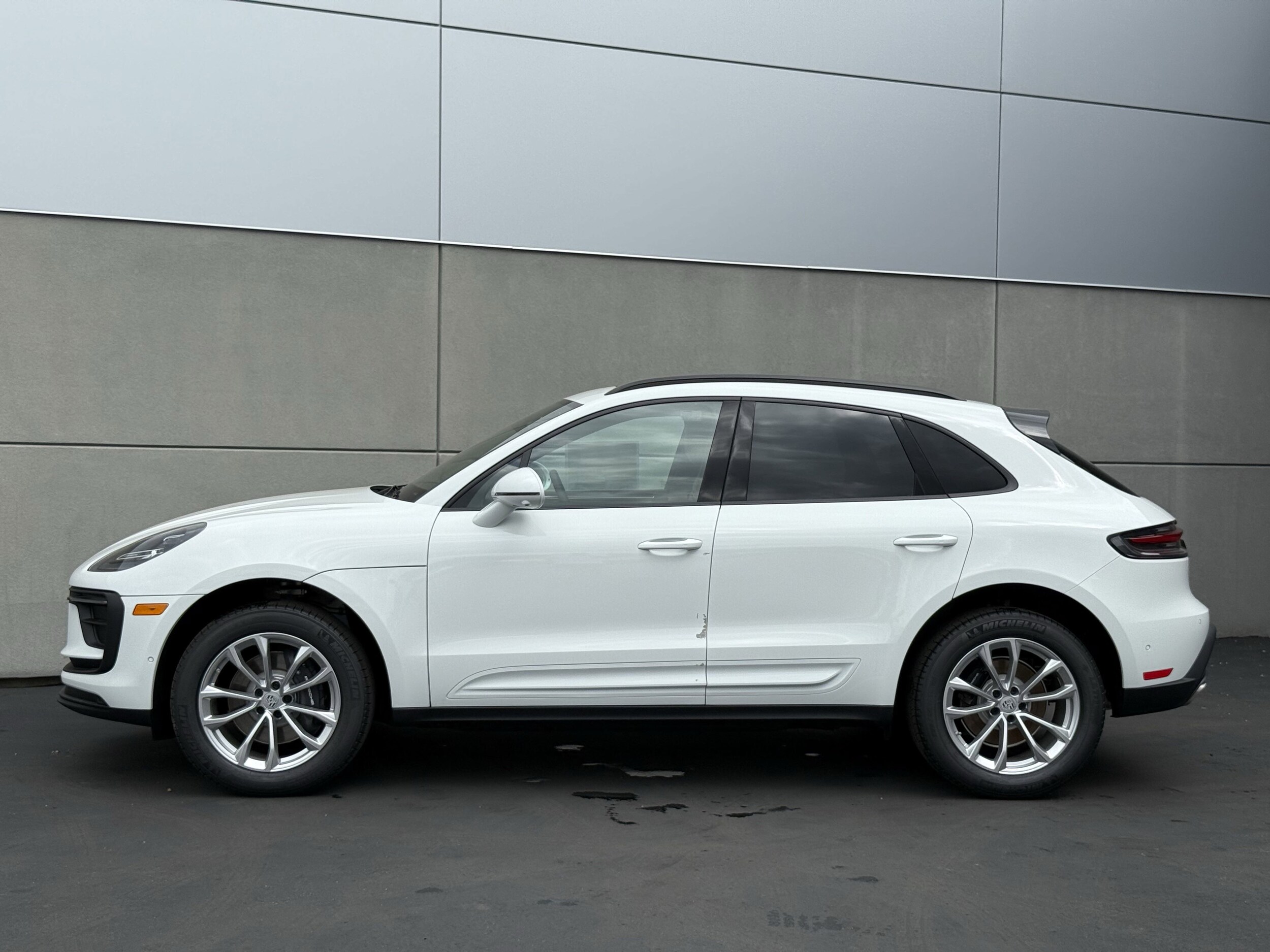 2025 Porsche Macan T photo 2