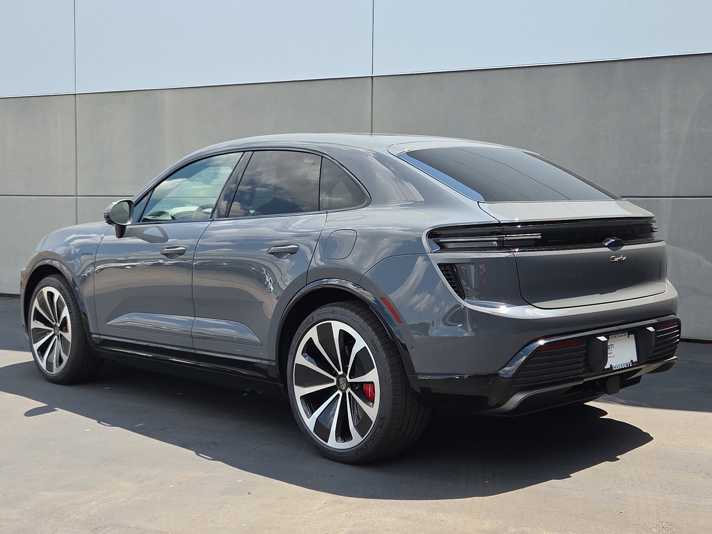 2025 Porsche Macan Electric Turbo photo 3