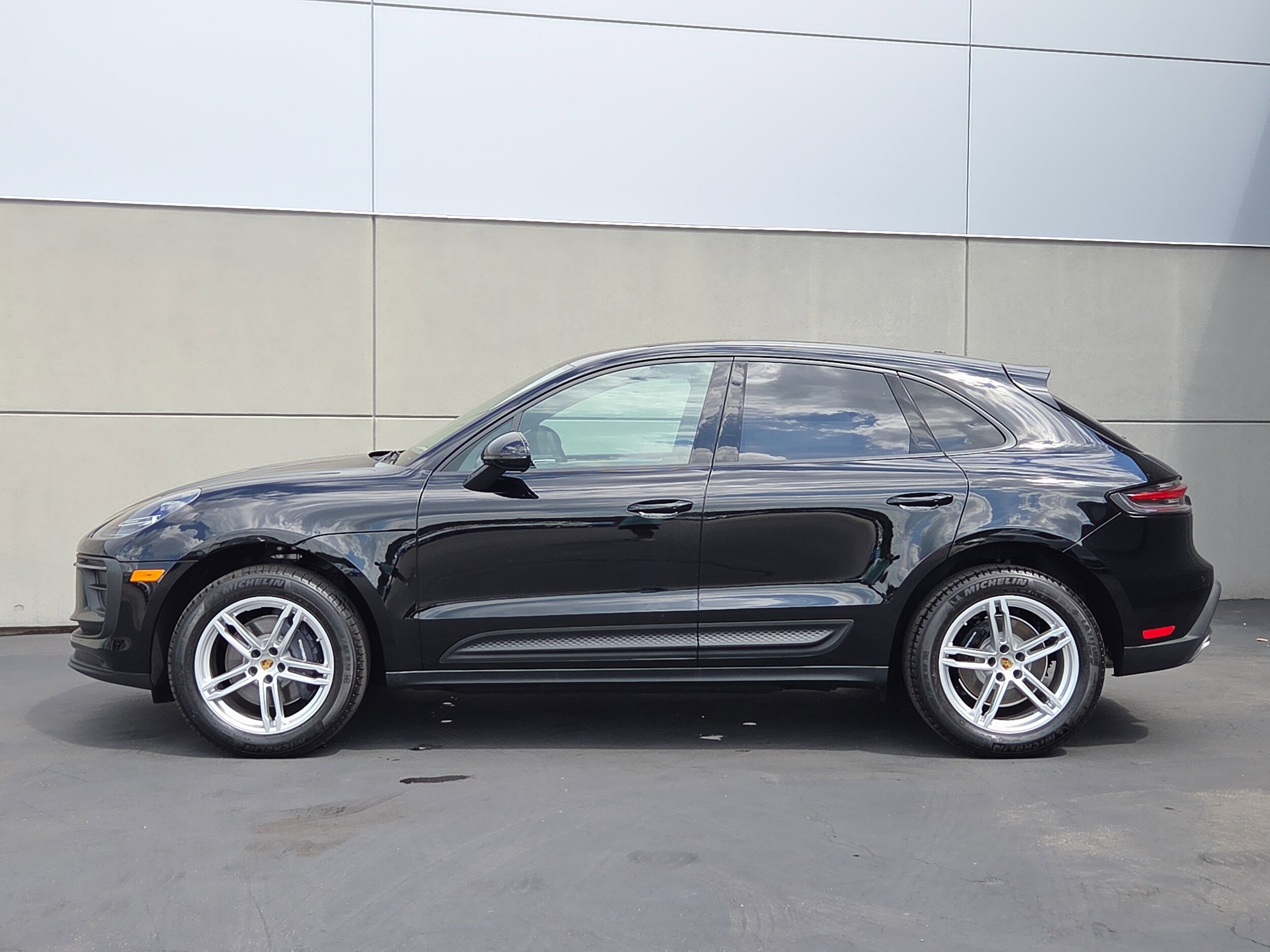 2025 Porsche Macan S photo 2