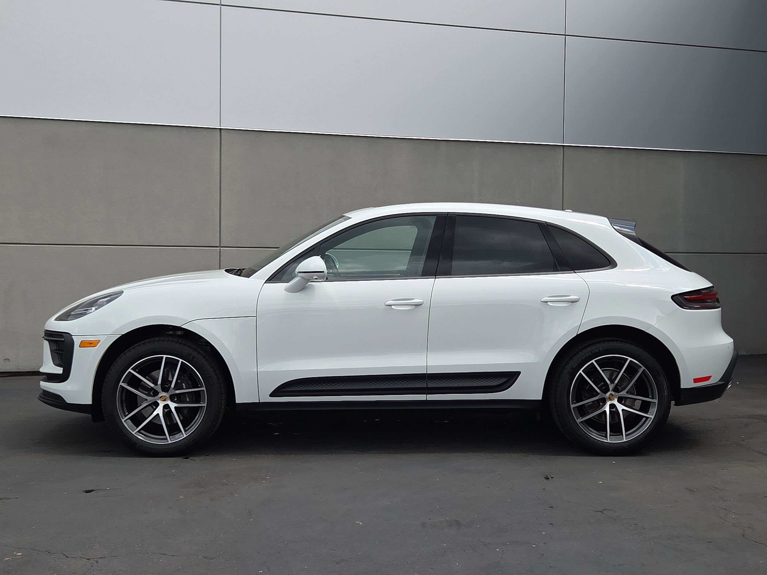 2025 Porsche Macan S photo 2