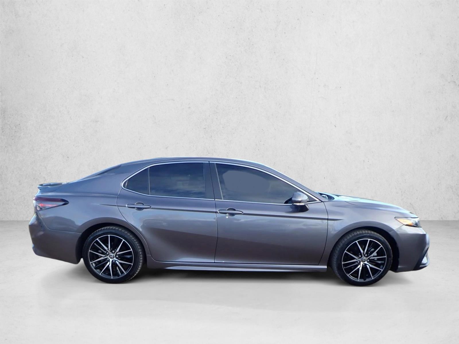 2022 Toyota Camry SE photo 3