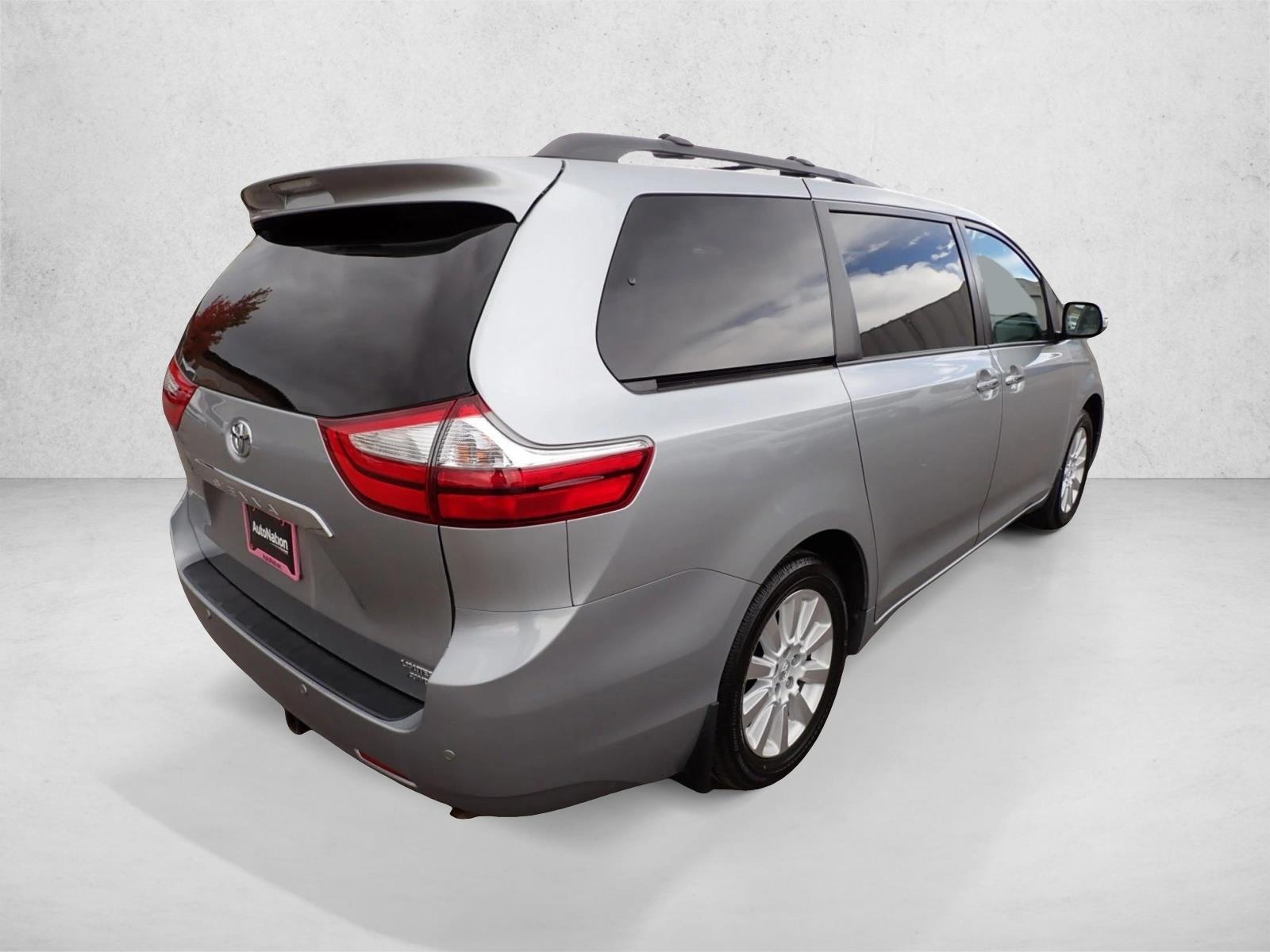 2015 Toyota Sienna Limited Premium photo 4