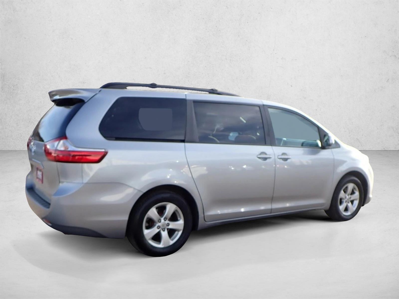 2017 Toyota Sienna LE photo 4