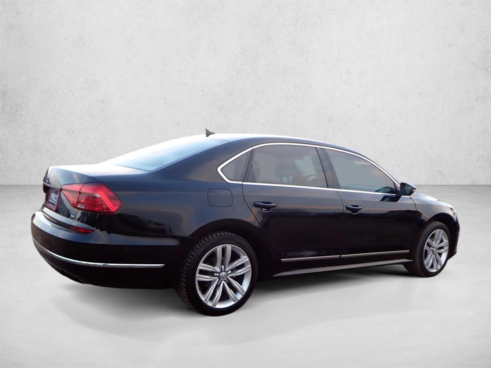 2016 Volkswagen Passat 3.6L V6 SEL Premium photo 4