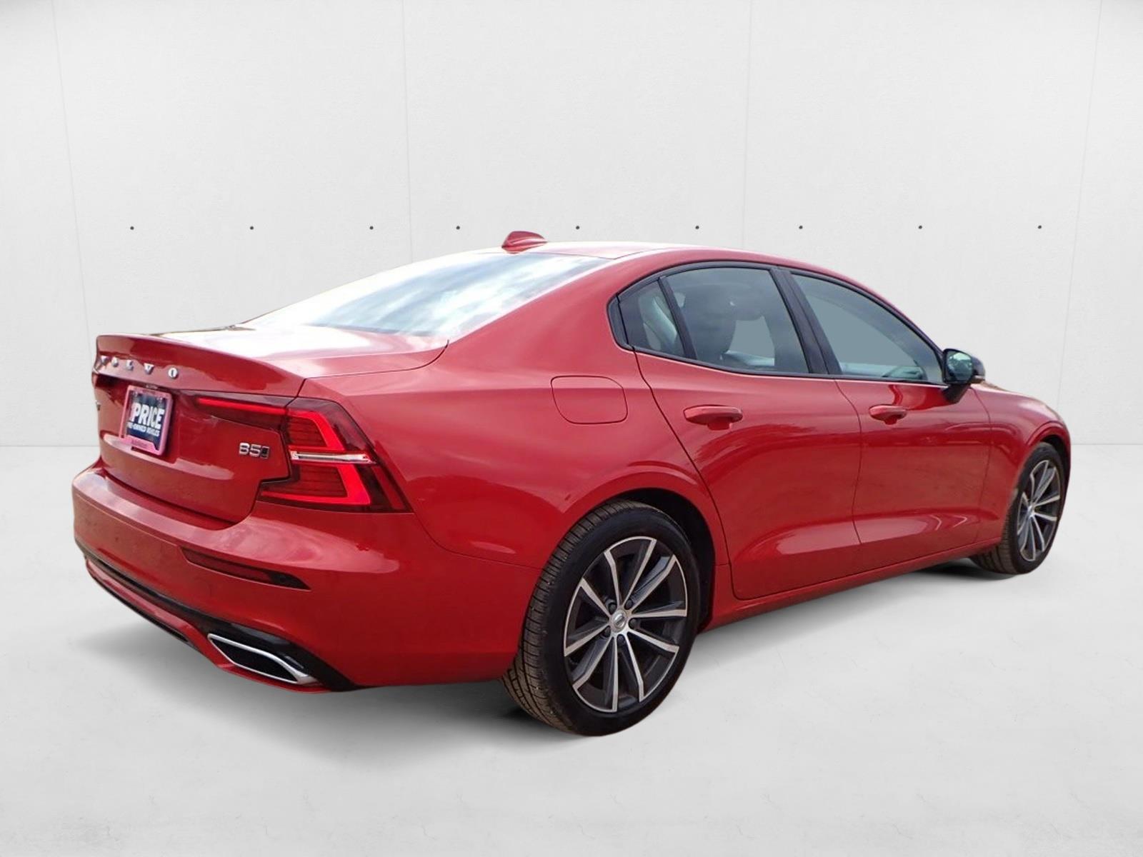 2022 Volvo S60 Momentum photo 4
