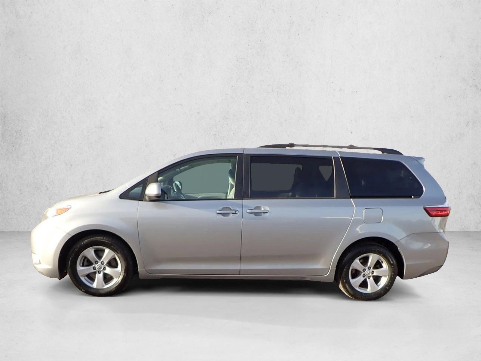 2017 Toyota Sienna LE photo 2