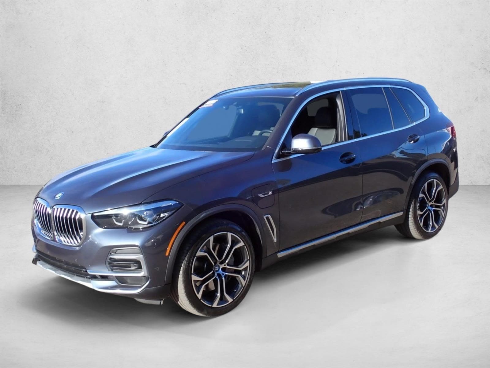 2022 BMW X5 45e's photo