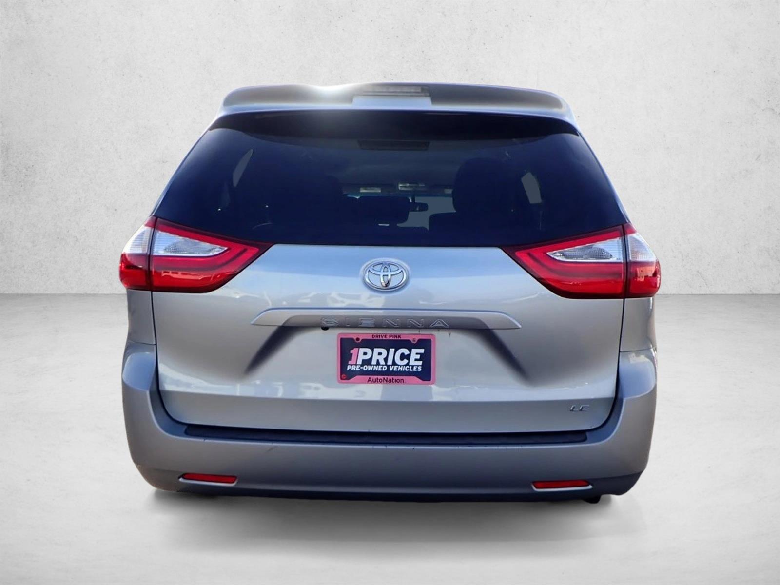 2017 Toyota Sienna LE photo 3