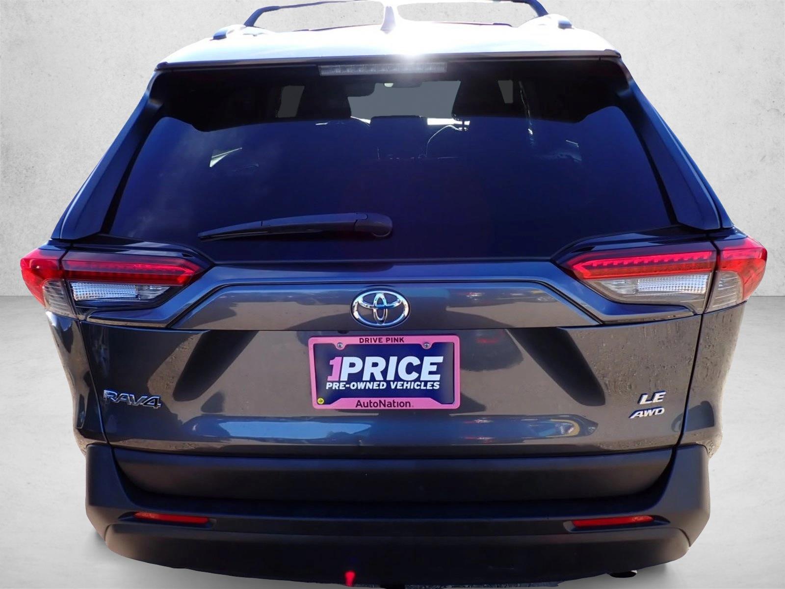 2020 Toyota RAV4 LE photo 3