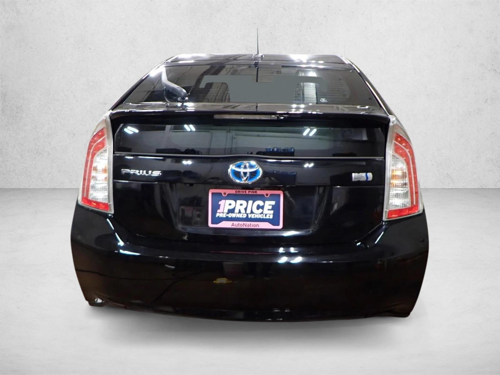 2015 Toyota Prius Three photo 3