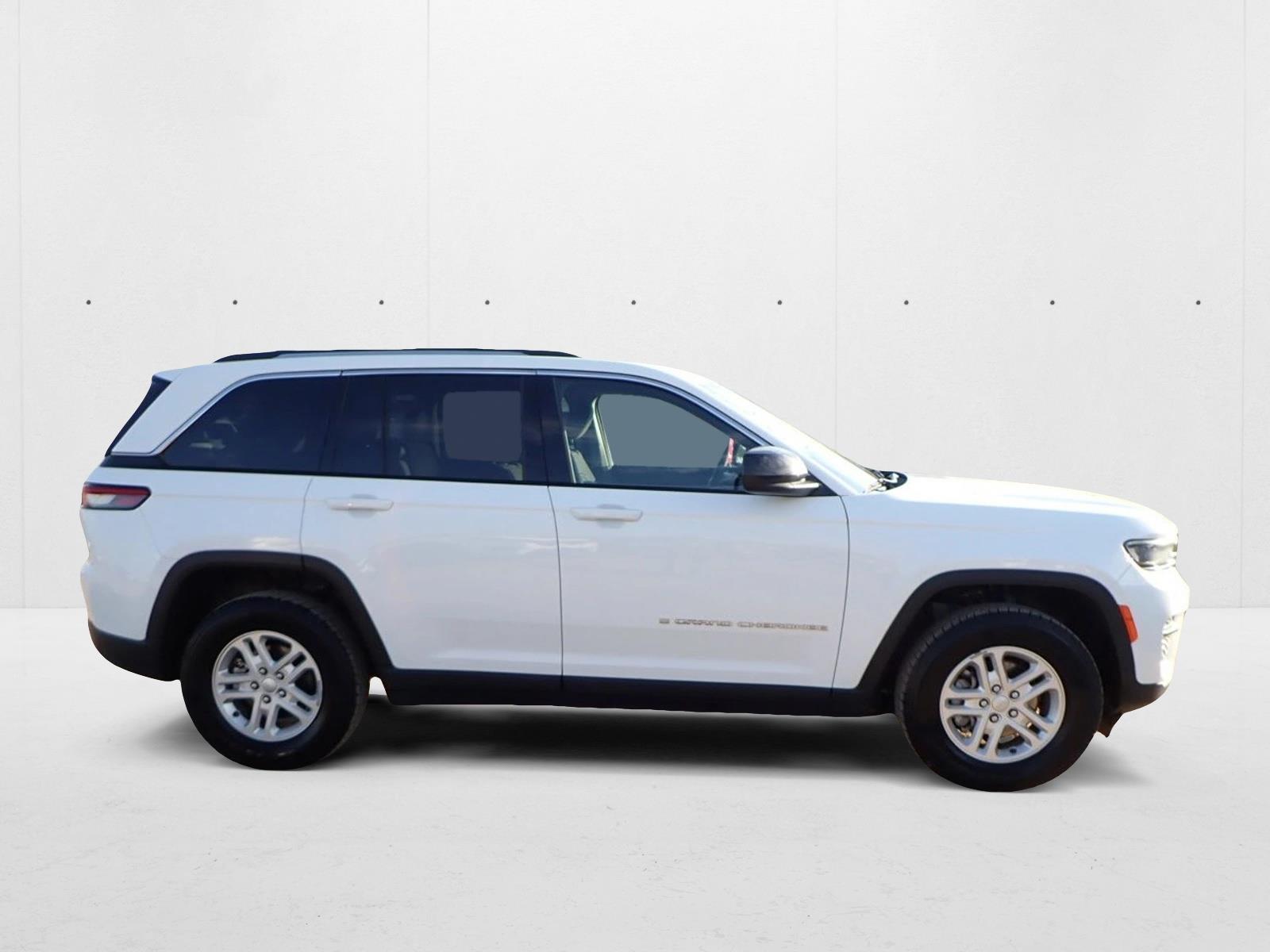 2023 Jeep Grand Cherokee Laredo photo 4