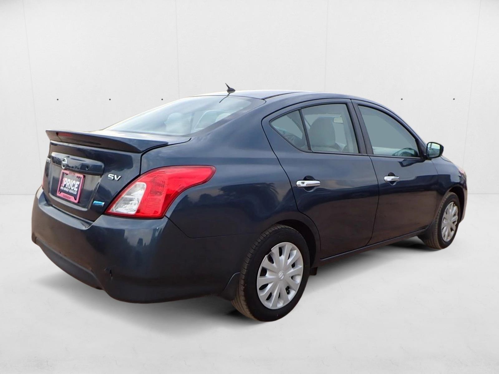 2015 Nissan Versa SV photo 3