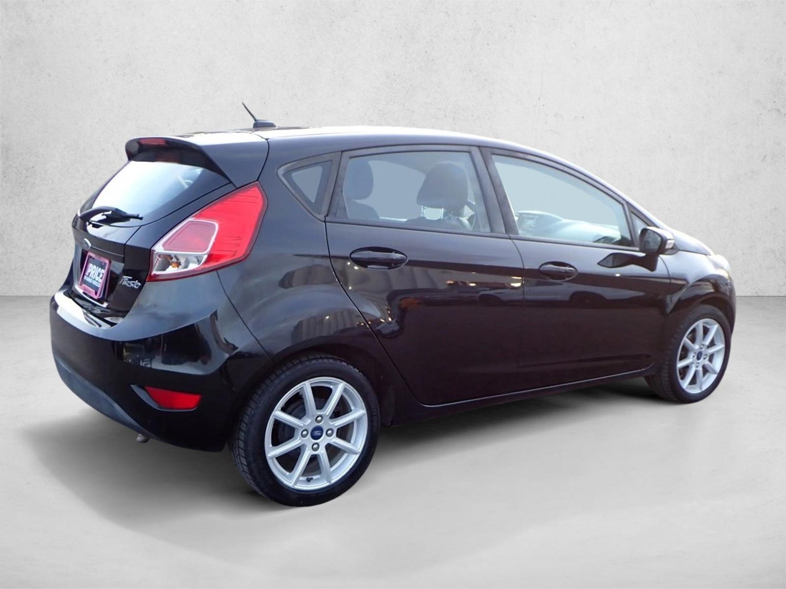 2015 Ford Fiesta SE photo 2