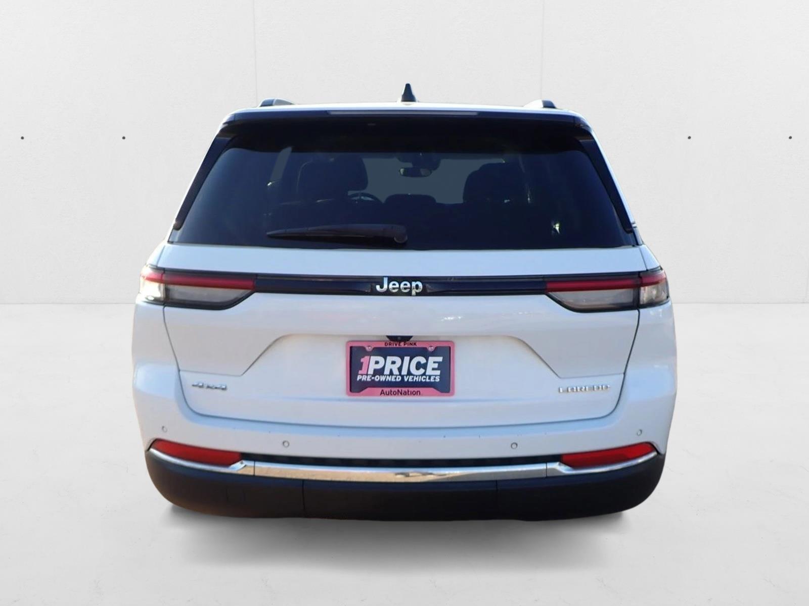 2023 Jeep Grand Cherokee Laredo photo 3