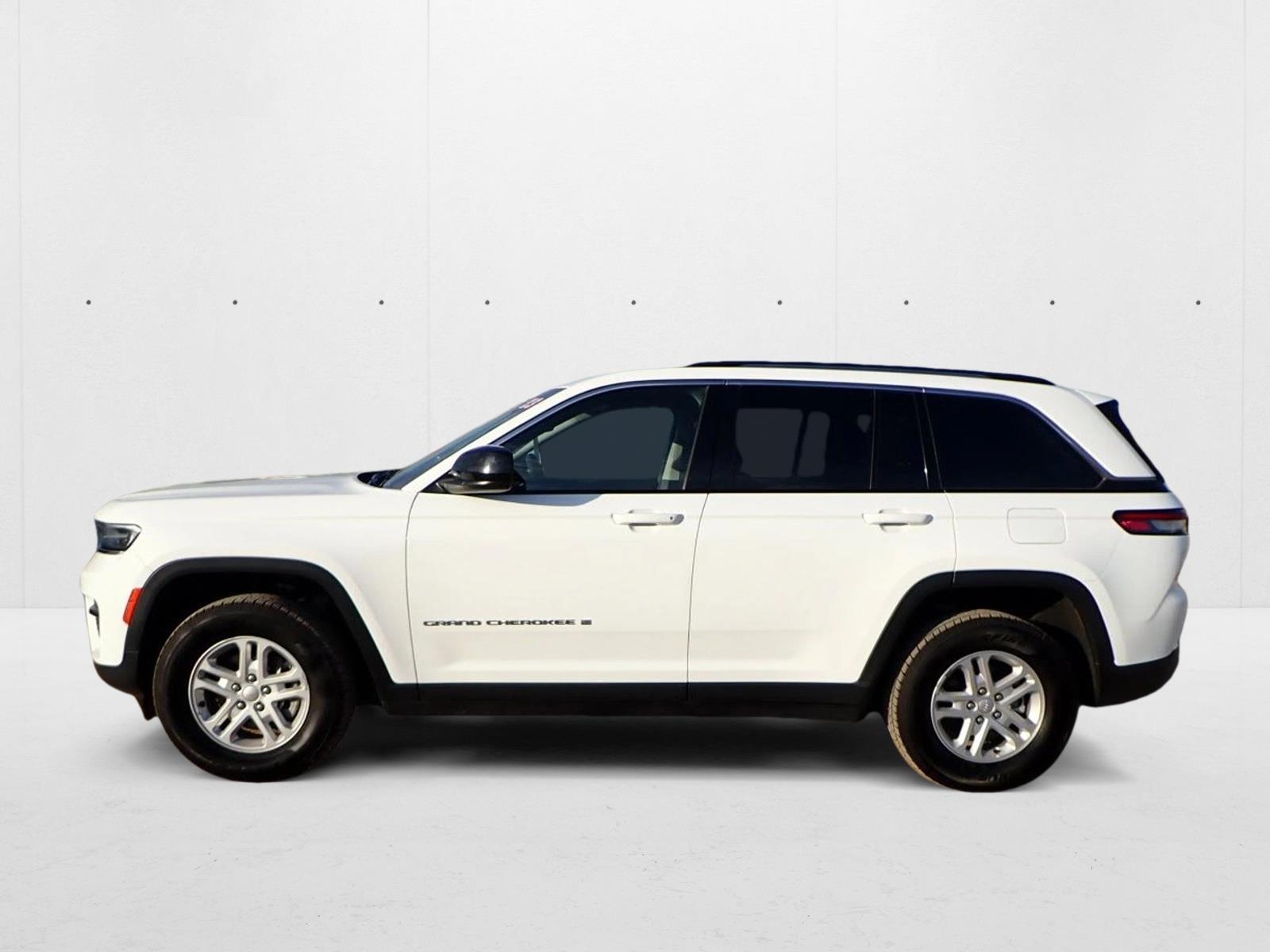 2023 Jeep Grand Cherokee Laredo photo 2