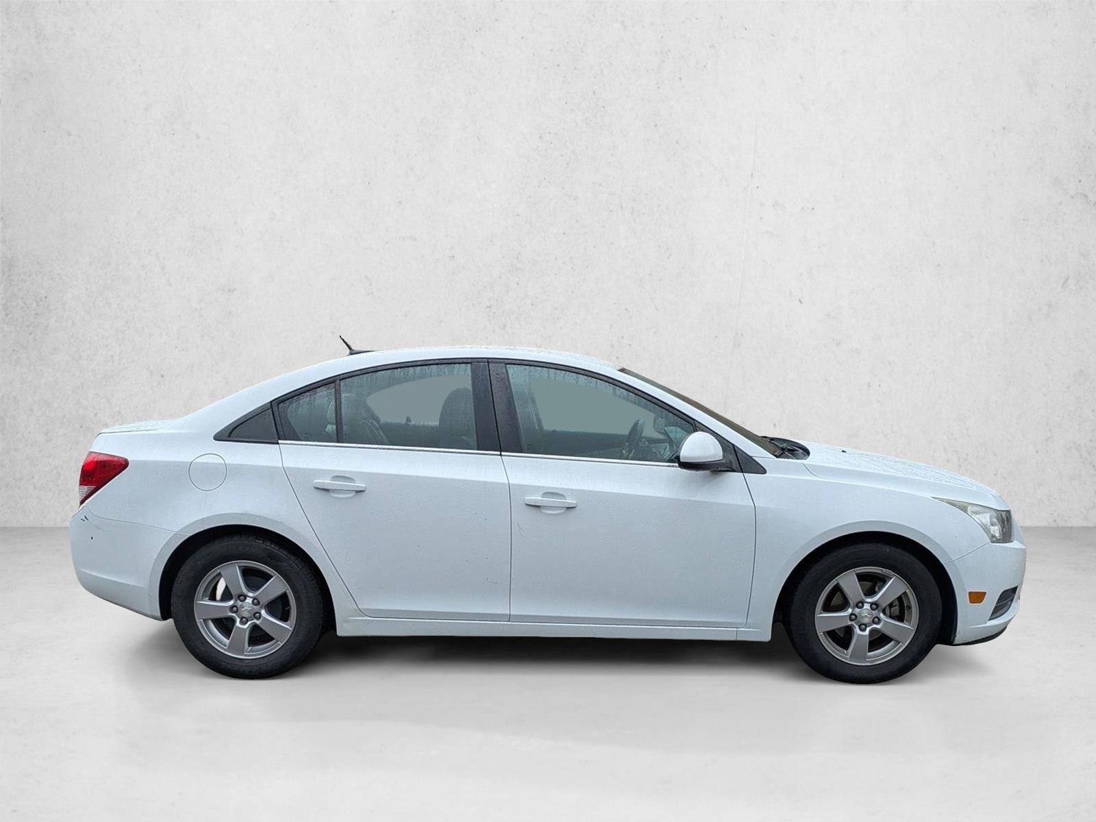 2014 Chevrolet Cruze photo 2