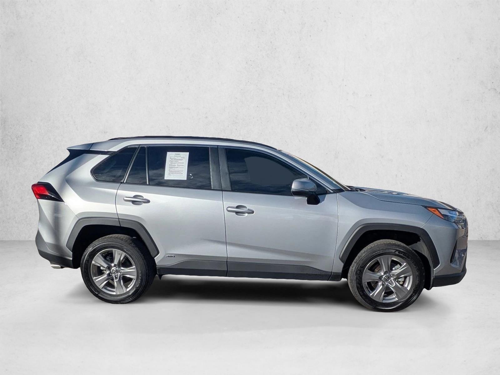 2024 Toyota RAV4 Hybrid XLE photo 4