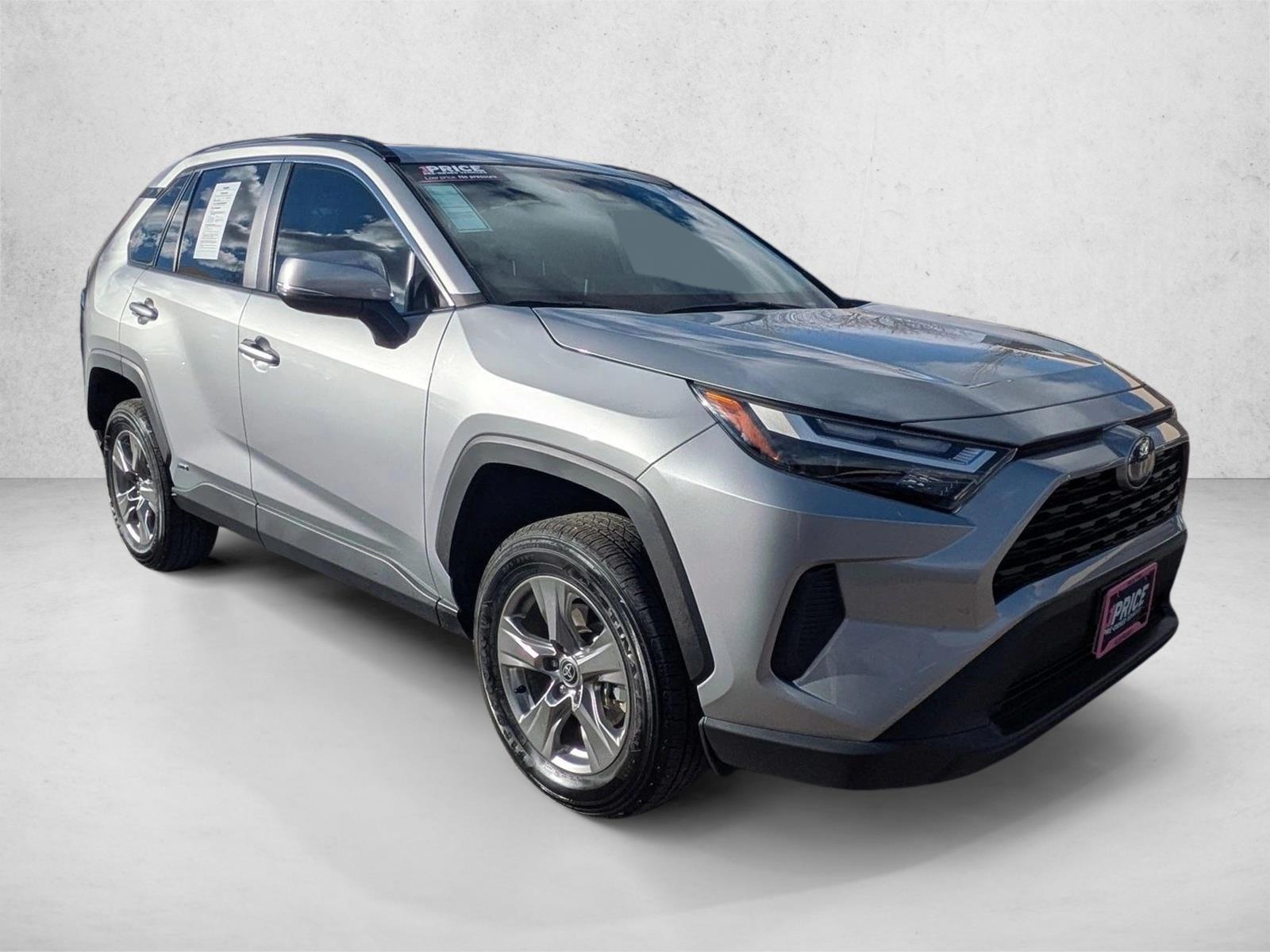 2024 Toyota RAV4 Hybrid XLE photo 3