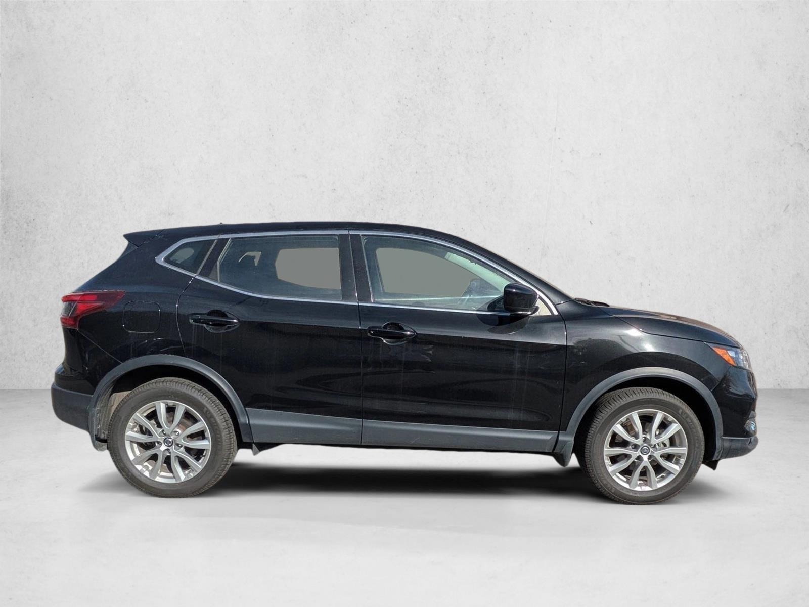 2022 Nissan Rogue Sport S photo 3