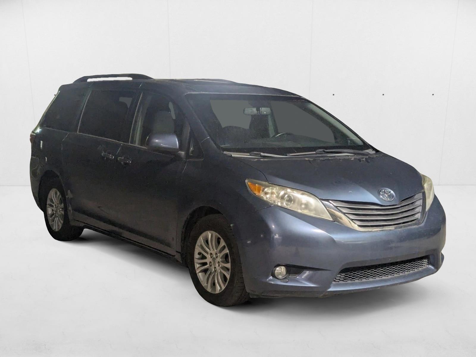 2015 Toyota Sienna XLE photo 3