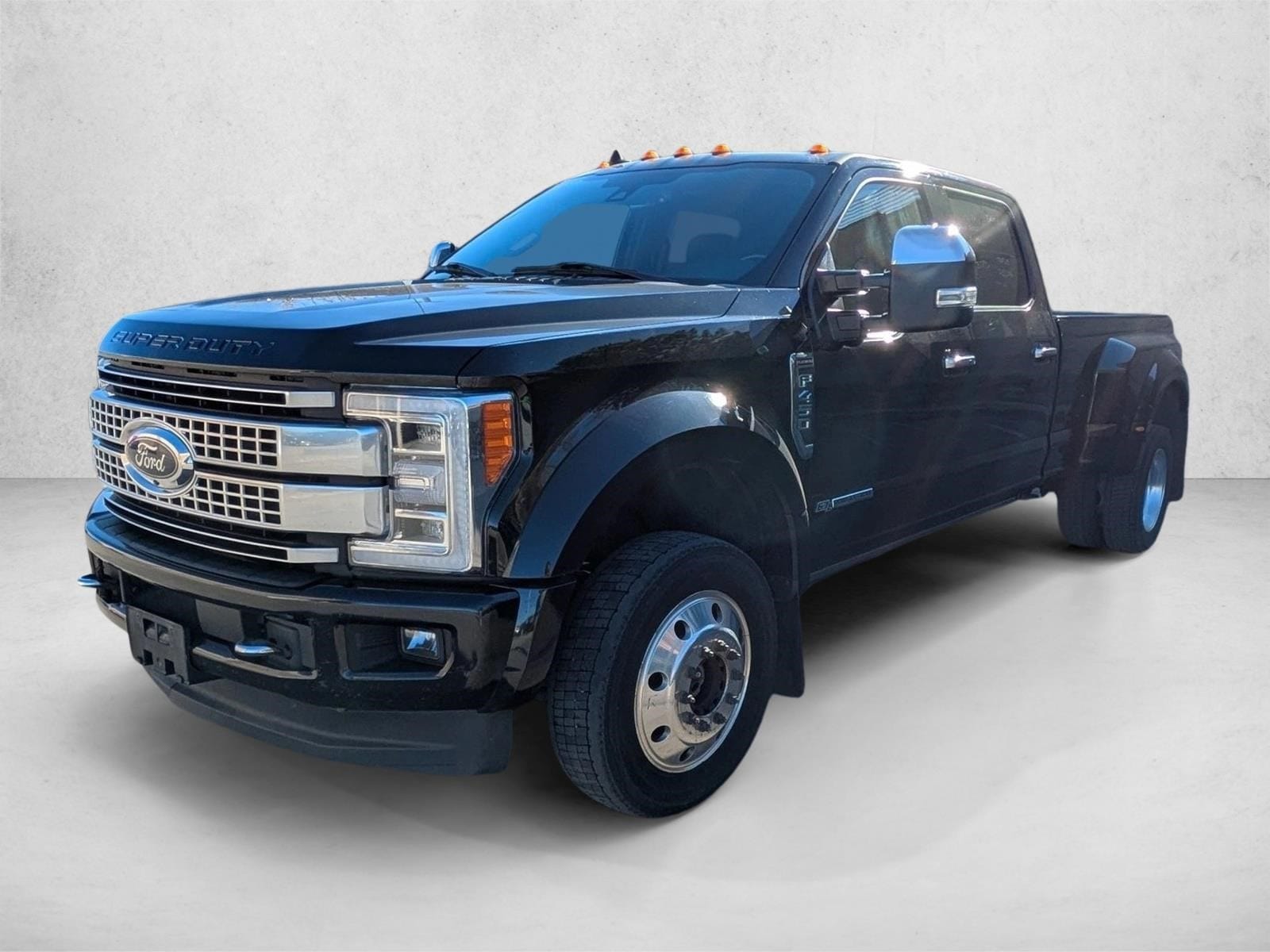 2019 Ford F-450 Super Duty Platinum's photo
