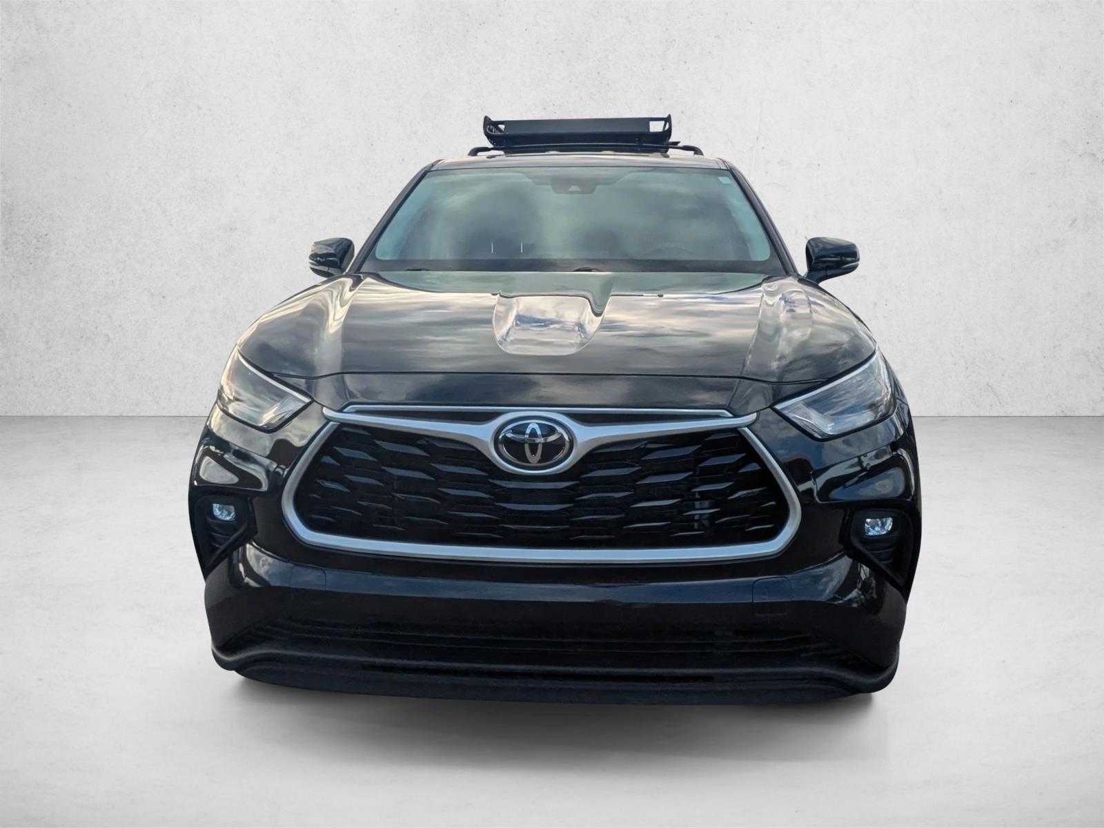 2022 Toyota Highlander LE photo 2