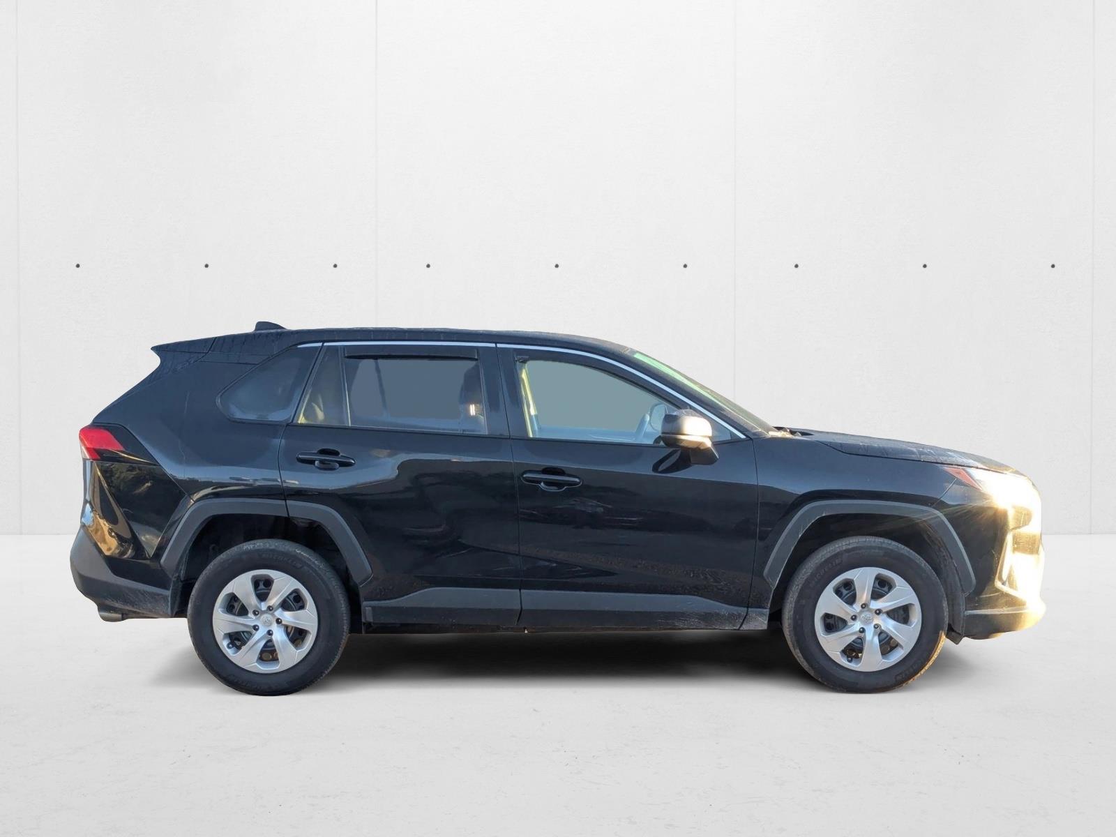 2023 Toyota RAV4 LE photo 3