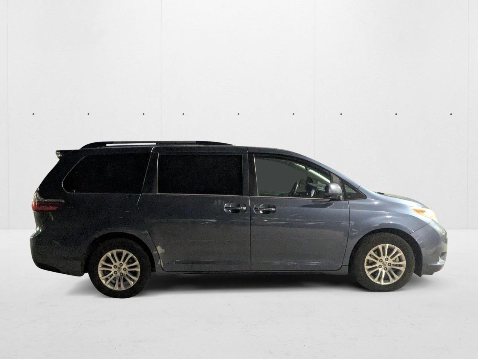 2015 Toyota Sienna XLE photo 4
