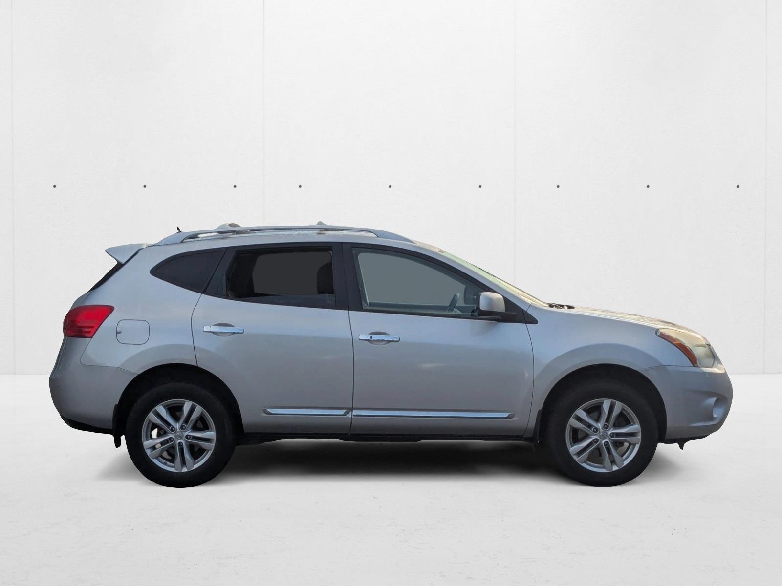 2013 Nissan Rogue SV photo 2