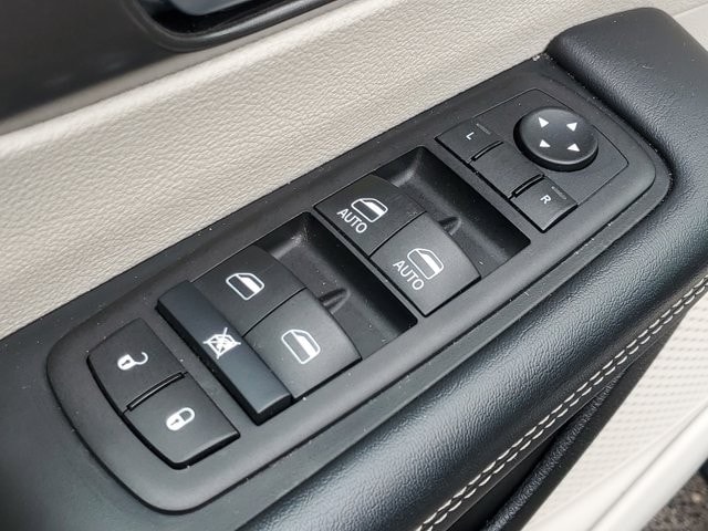 2024 Chrysler Pacifica Touring L - Photo 25
