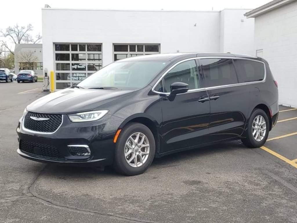Used 2024 Chrysler Pacifica Touring L