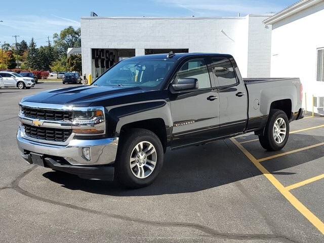 2017 Chevrolet Silverado 1500 LT photo 2