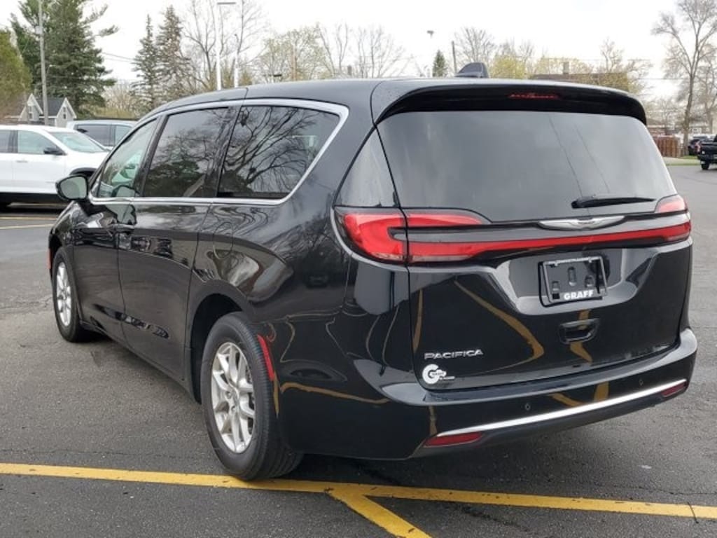 Used 2024 Chrysler Pacifica Touring L
