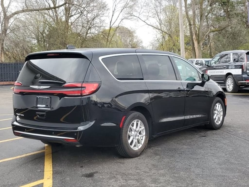Used 2024 Chrysler Pacifica Touring L