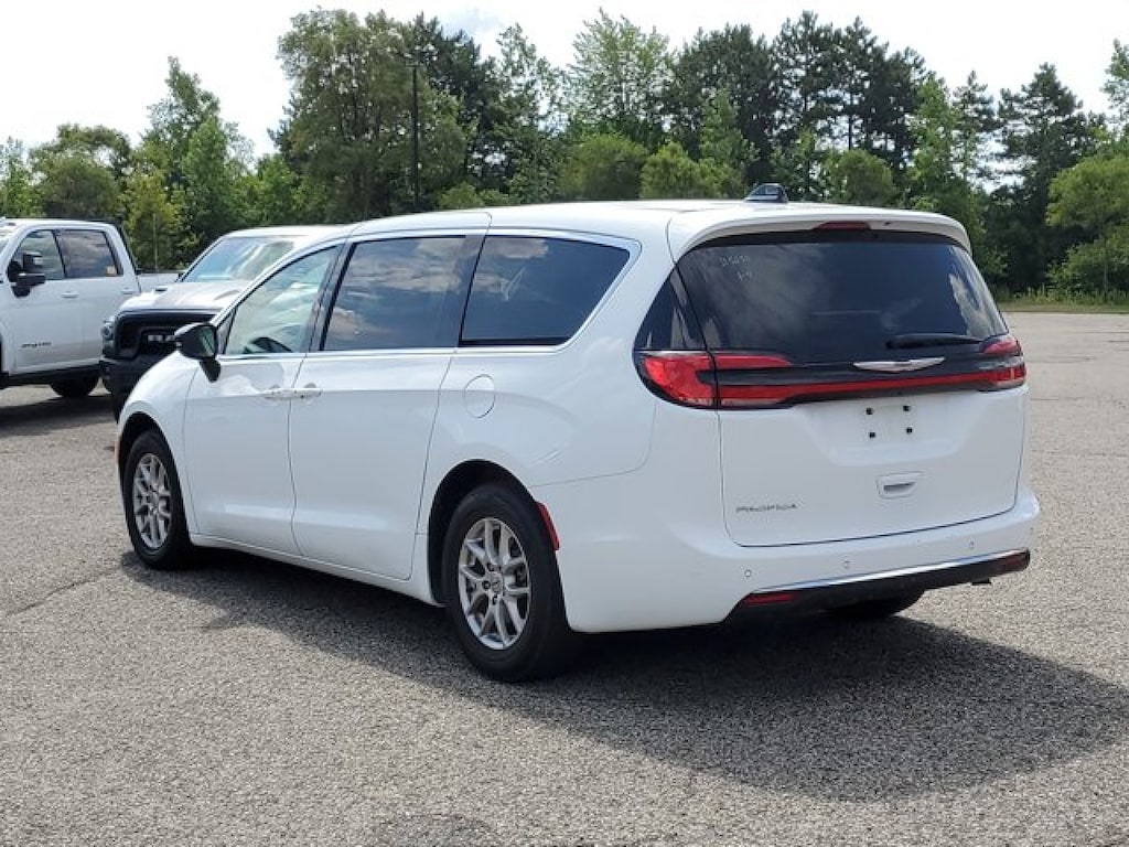Used 2024 Chrysler Pacifica Touring L Minivan/Van