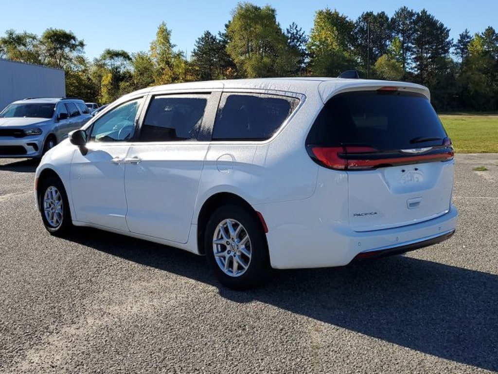 Used 2023 Chrysler Pacifica Touring L Minivan/Van