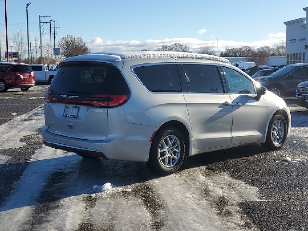 Used 2024 Chrysler Pacifica Touring L Minivan/Van