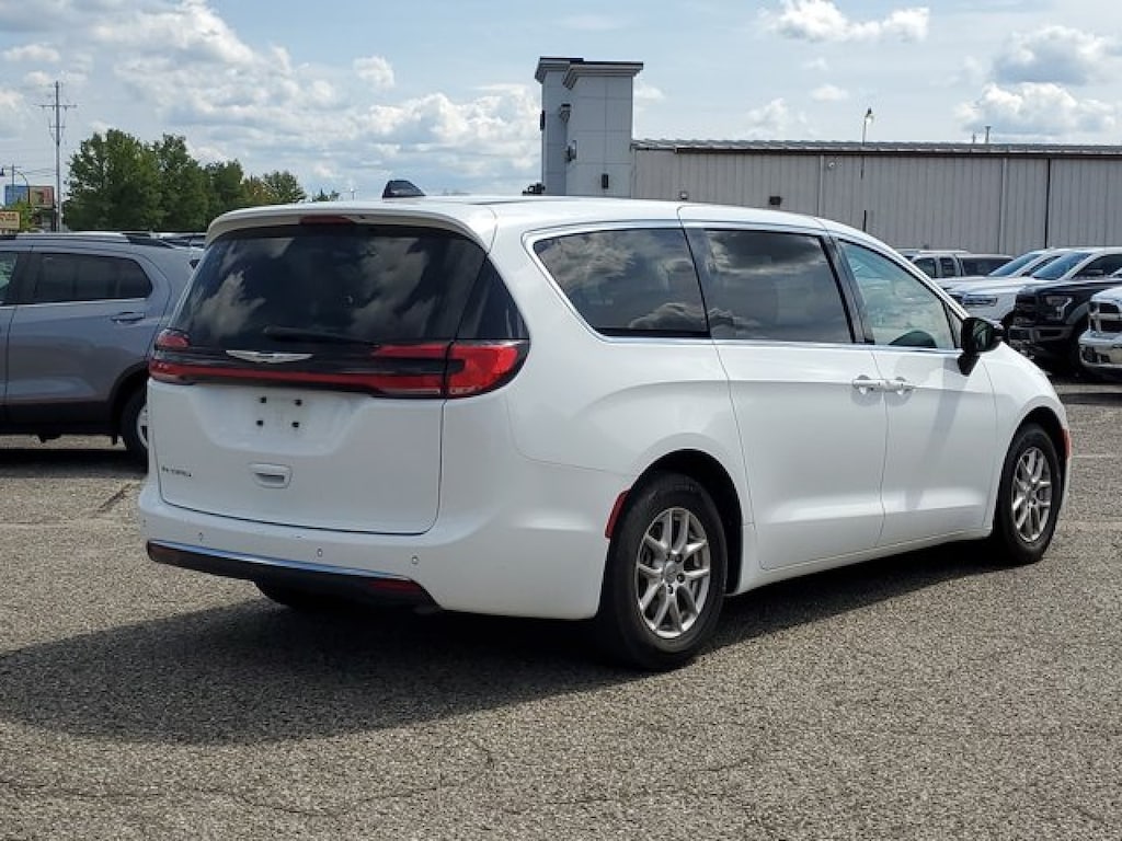 Used 2024 Chrysler Pacifica Touring L Minivan/Van