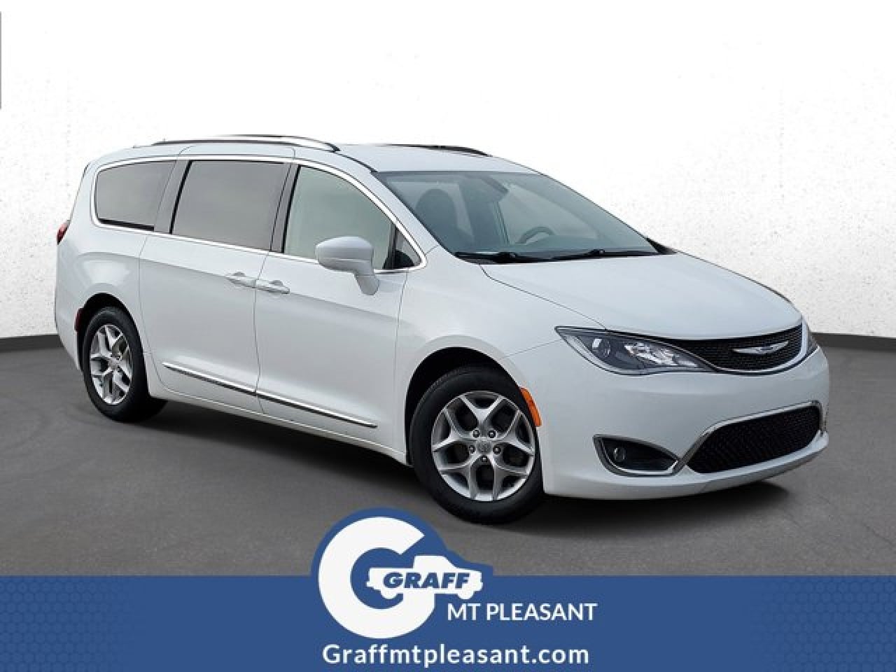 2019 Chrysler Pacifica Touring L's photo