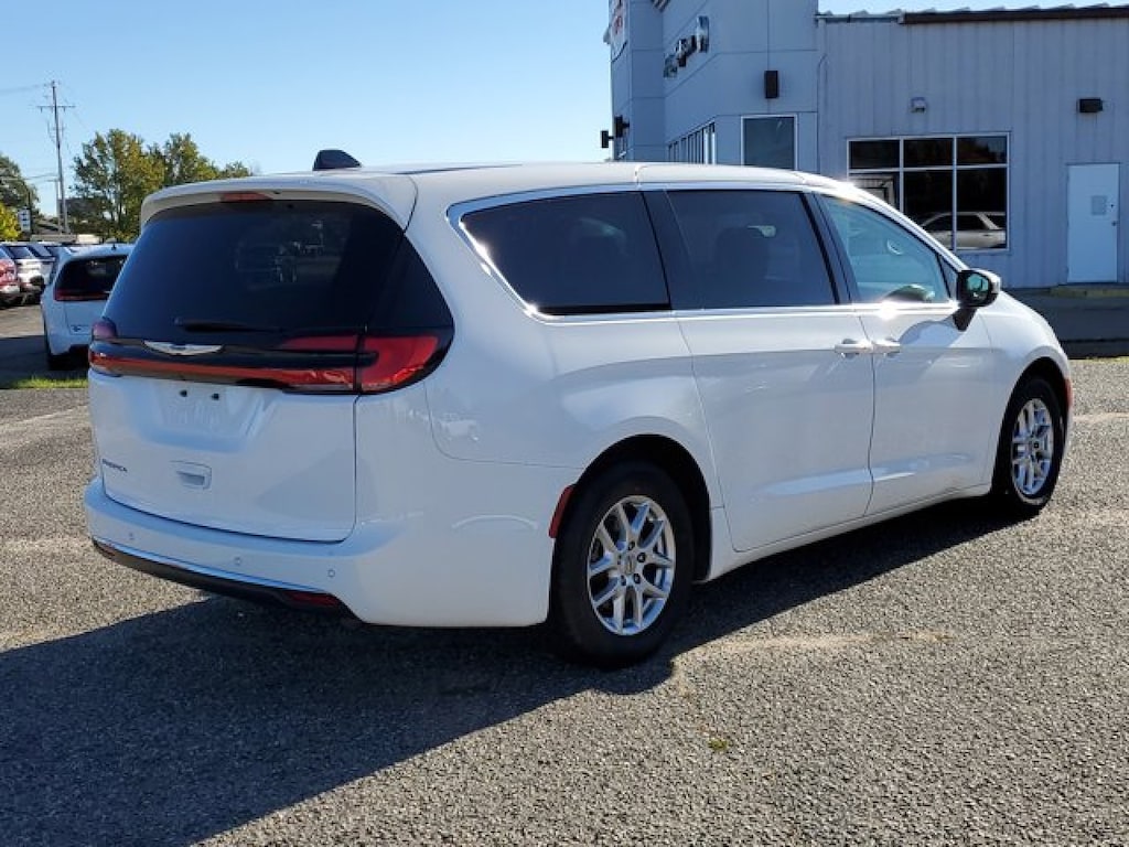 Used 2023 Chrysler Pacifica Touring L Minivan/Van