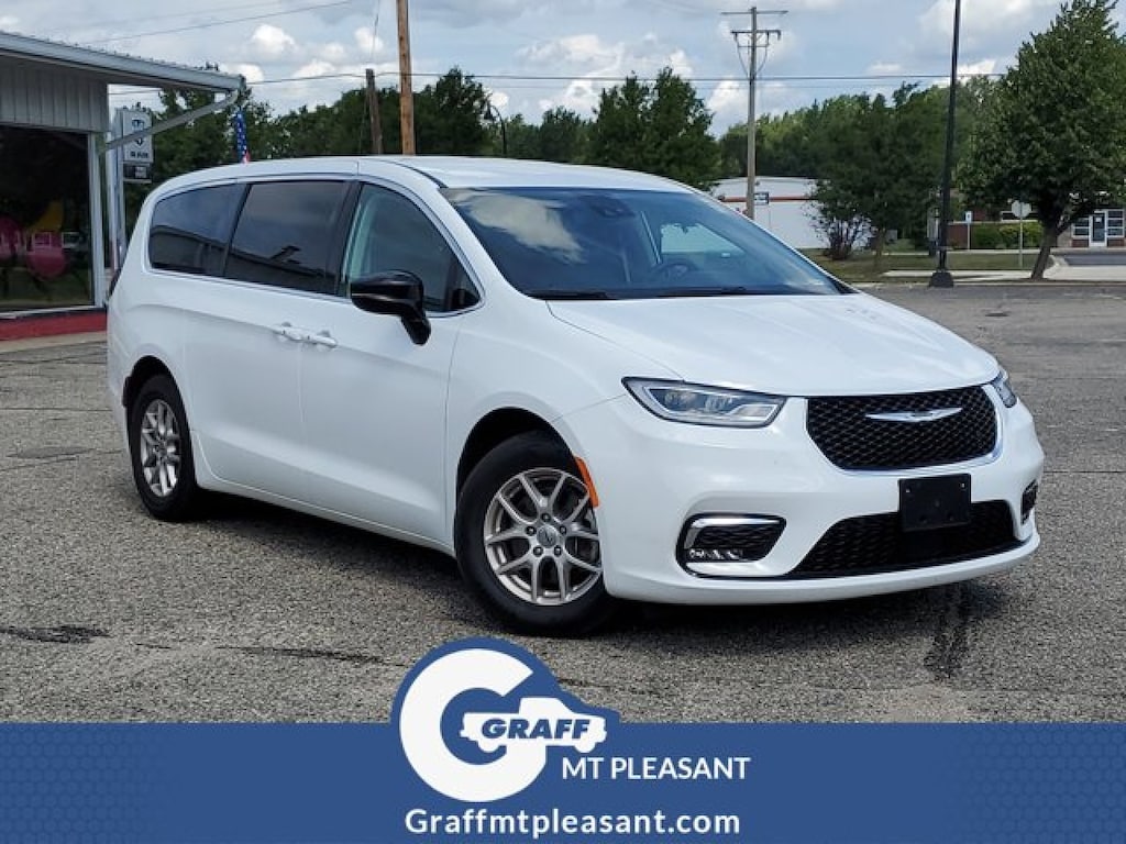 Used 2024 Chrysler Pacifica Touring L Minivan/Van