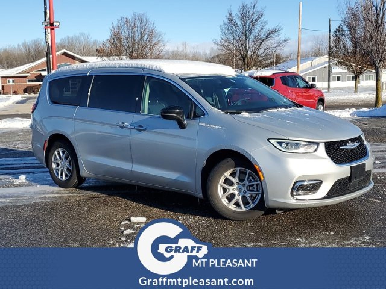 2024 Chrysler Pacifica Touring L's photo