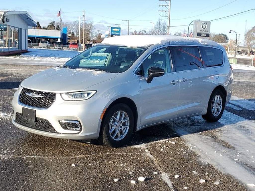 Used 2024 Chrysler Pacifica Touring L Minivan/Van