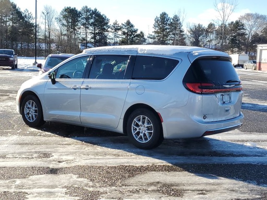 Used 2024 Chrysler Pacifica Touring L Minivan/Van