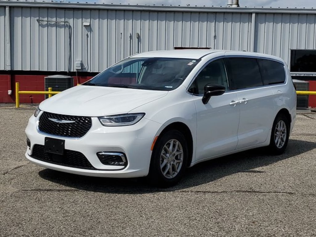 Used 2024 Chrysler Pacifica Touring L Minivan/Van