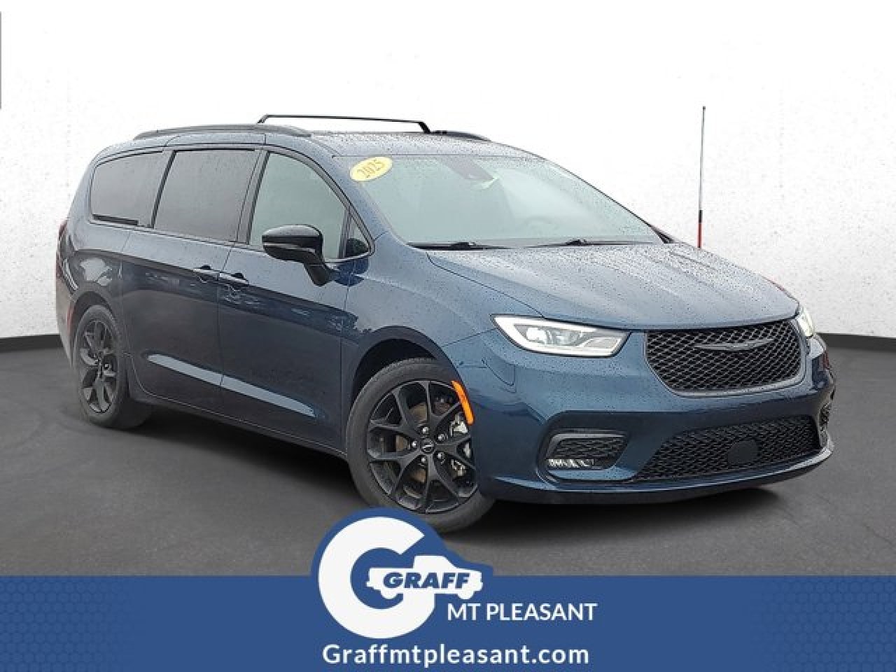 2025 Chrysler Pacifica Limited's photo